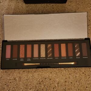 Paris Hilton Brown and Shimmering Earth Tones Eyeshadow Palette